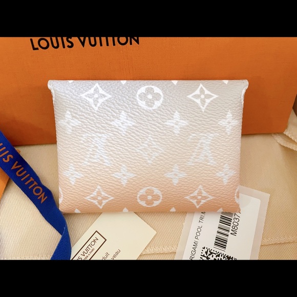 LV Kirigami by the pool - Picture 2 of 4